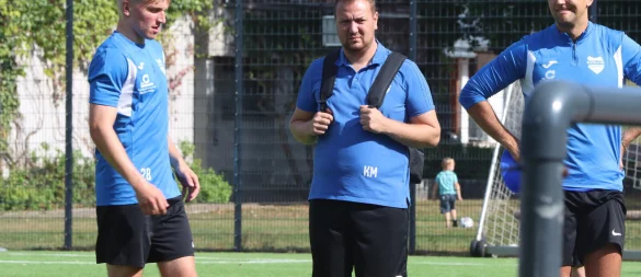 Kariem Moussa (Mitte), Trainer des SVE Jerxen-Orbke. - © Sebastian Lucas
