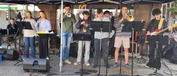 Die Jazz-Pop-Band beim Hansefrühstück im Mai auf dem Marktplatz. - © Burkhard Pohl