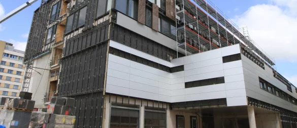 Ist bei dem Neubau am Klinikum - hier ein Bild aus Juni 2023 - alles rechtlich einwandfrei gelaufen? Die Ermittlungen der Schwerpunktstaatsanwaltschaft Bielefeld haben keinen Anfangsverdacht einer Straftat erhärtet. - © Martin Hostert