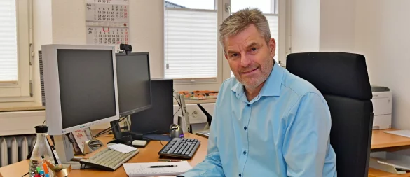 Bürgermeister Dirk Becker an seinem Arbeitsplatz, den er jetzt räumt. Immer wieder musste er Lösungen wegen der schwierigen Haushaltslage der Bergstadt finden, das gilt auch künftig noch. Foto: Gunter Held - © Gunter Held