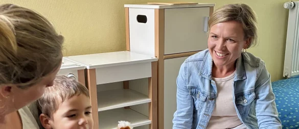 Bildungs- und Entwicklungsbegleiterin Lydia Bronclik (rechts) leitet ein Spiel von Mutter und Kind an. - © Kreis Lippe
