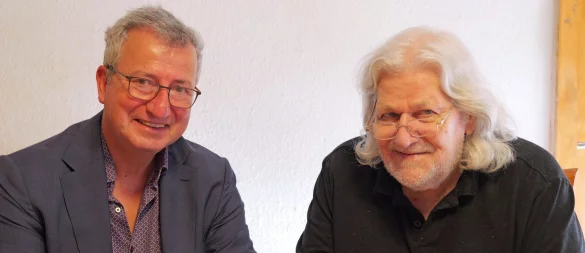 Autor Jens Gnisa (links) und Regisseur Reiner Woop bei der Lektüre des Stücks. - © Thomas Krügler