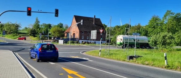 Die leuchtend gelbe Markierung zeigt derzeit an, wie es richtig ist: Die linke Spur an der Abfahrt von der Ostwestfalenstraße Richtung Wöbbel ist für die Linksabbieger und diejenigen reserviert, die geradeaus wollen. Die rechte führt nur nach rechts. Das soll jetzt auch dauerhaft korrigiert werden. - © Marianne Schwarzer