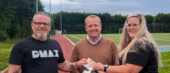 Die Initiatoren des Benefiz-Fußballspieles: Christina Franke, Manuel Feigl und Kalletals Bürgermeister Mario Hecker (Mitte). Sie freuen sich auf das Event und hoffen auf viele Gäste für den guten Zweck. - © Gemeinde Kalletal