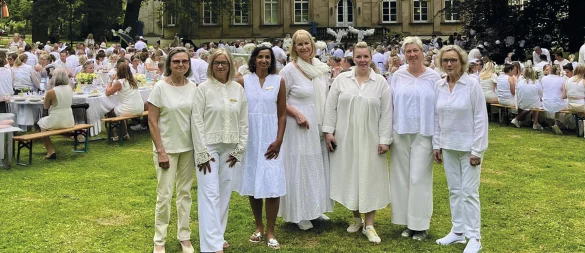 Im Palaisgarten hatte das Dinner in Weiß ein passendes Ambiente. - © Soroptimist Club