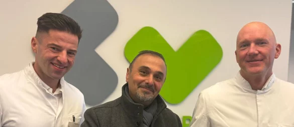 Patient Serdal Cingöz (Mitte) ist Oberarzt Dr. Fabian Nimczewski (links) und Klinikdirektor Univ.-Prof. Dr. Jens Höppner (rechts) dankbar für die fachliche Expertise und menschliche Begleitung. - © Klinikum Lippe / Christian Ritterbach