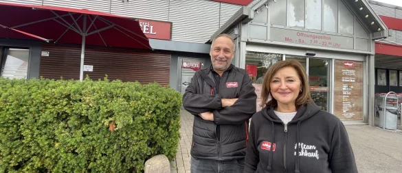 Seit Jahrzehnten als Einzelhändler in Blomberg aktiv: Richard Maul und seine Marktleiterin Olga Bich müssen derzeit besorgte Nahkauf-Kunden beschwichtigen. - © Silke Buhrmester