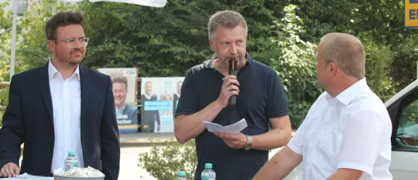 LZ-Redakteur Jens Rademacher fühlt den Kandidaten Julian Gerber (links) und Mario Hecker auf den Zahn. - © Dirk Baldus