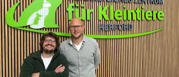 Philipp Schledorn (l.) und Dr. Christian Diekmann haben in Herford ein hochmodernes tieräztliches Zentrum für Kleintiere aufgebaut, das ab sofort in Betrieb geht. - © Matthias Bungeroth