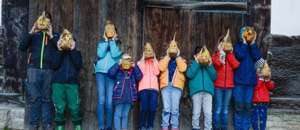 Selbst geschnitzte Rübengeister: Die Herbstferien bieten im LWL-Freilichtmuseum Detmold ein volles Programm. - © LWL/Gerstendorf-Welle