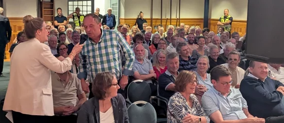 Radio-Lippe-Moderatorin Judith Brentrup (links) ist im Publikumsraum unterwegs und kommt mit dem Mikrofon zu Besuchern, die Fragen stellen möchten. - © Yvonne Glandien