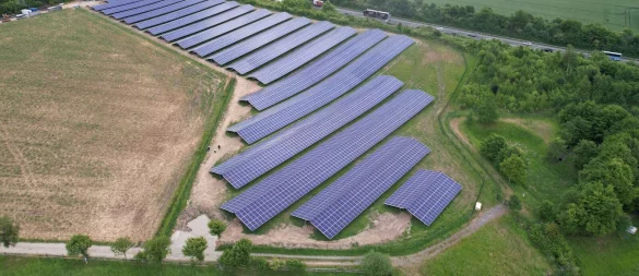 Das Luftbild zeigt die neue Photovoltaik-Anlage, die oberhalb von der A2 und links von der Ahmser Straße begrenzt ist. Von der Autobahn sind die Module wegen des Bewuchses entlang der Fahrbahn nicht zu sehen. - © Energiesysteme Groß GmbH & Co. KG