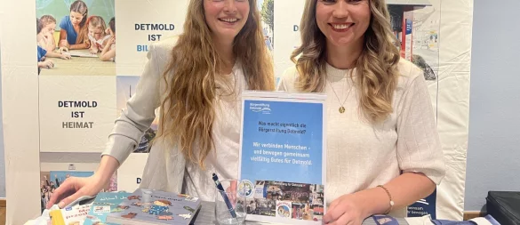 Koordinieren die Ehrenamtlichen der Bürgerstiftung Detmold: Christine Riedel (links) und Natali Sudermann. Sie beide beraten Menschen, die sich für eine sinnvolle Aufgabe und ein Ehrenamt interessieren. - © Bürgerstiftung Detmold