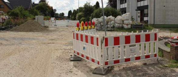 Die Kreuzung Afrikastraße/Lönsweg ist nach wie vor gesperrt. Die Stadt hofft, dass es keine weiteren wetterbedingten Unterbrechungen gibt. An der Seite liegen noch die Sandsäcke. - © Lorraine Brinkmann