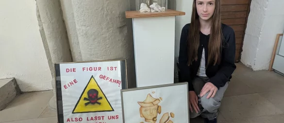 "Das Relief ist nichts Gutes. Es muss weg." Die 15-jährige Leni Hempelmann hat gemeinsam mit zwei Mitschülern eine Kombination aus Skulptur und Videoinstallation geschaffen, bei der die "Judensau" zu Bruch geht. Die kaputten Teile werden ausgestellt. - © Annika Langhagel