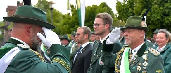 Oberst Markus Schantz (links) meldet Jörg Kleemann den „Großen Zapfenstreich“, daneben Fabian Stellmacher, Vorsitzender des Schützenkreises Lippe und Bürgermeister Borris Ortmeier. - © Rudi Rudolph