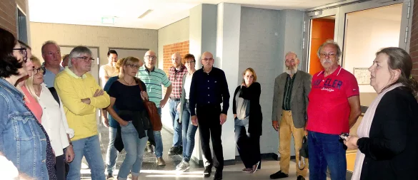 Juliane Mauermann (rechts) erklärt den Ausschussmitgliedern die eingebaute umfangreiche und meist unsichtbare Technik in der Sekundarschule. - © Rudi Rudolph