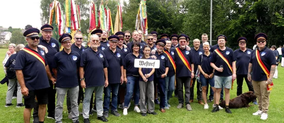Zum Jubiläum stellt sich der Ziegler- und Arbeiterverein Westorf zum Gruppenfoto auf. Rechts ist der Vorsitzende Michael Strate zu sehen. - © Rudi Rudolph