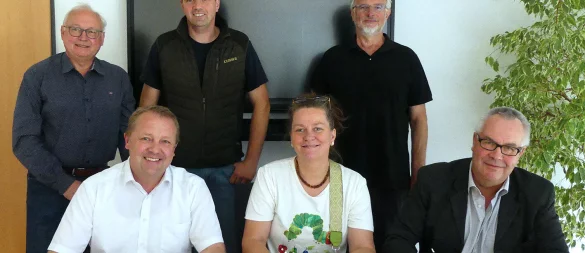 Sie unterzeichnen die Petition: (von links) Jens Köster (Initiative Widuland), Bürgermeister Mario Hecker, Landwirt Jan-Wilhelm Wetehof, Sabine Stock (Landfrauen Kreisverband Lippe), Reinhard Sasse (Initiative Widuland) und Landwirt Siegfried Steffen - © Rudi Rudolph