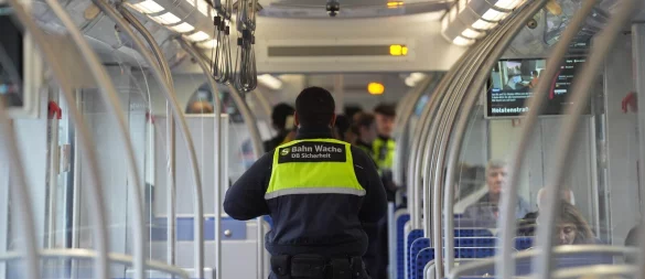 Ein Mitarbeiter eines Sicherheitsdienstes kontrolliert Fahrgäste in einer S-Bahn. - © picture alliance/dpa