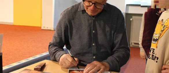 Wurde mit seinen Kinderkrimis um Jung-Detektiv Kwiatkowski berühmt: Jürgen Banscherus. Er schrieb in der Grundschule Barntrup am Ende Autogramme. - © Annika Langhagel