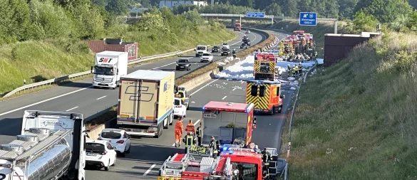 Die Feuerwehr ist seit Stunden mit den Löscharbeiten auf der A33 zwischen Bielefeld und Steinhagen beschäftigt. - © Barbara Franke