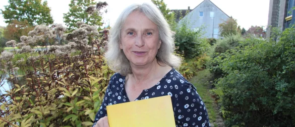 Sabine Schierholz mit einem Wörterbuch "Hochdeutsch - Lippisches Platt". - © Archivfoto: Julia Kube