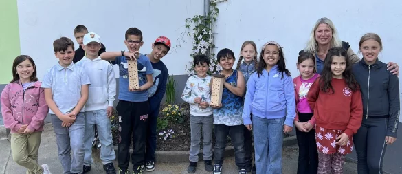 Auch die Kinder der OGS an der Oetternbachschule Jerxen-Orbke fiebern dem Lichterzauber entgegen. Mit dabei: Leiterin Karin Lindemann. - © Annette Heuwinkel-Otter