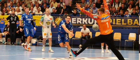 Viel zu häufig scheiterten Samuel Zehnder & Co. an Magdeburgs Keeper Sergey Hernandez - © Jörg Hagemann