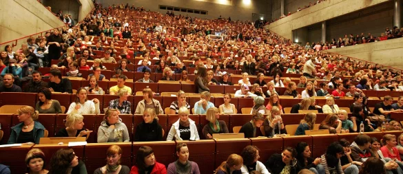 Ein Foto aus dem Jahr 2008. Das Audimax der Uni Bielefeld ist überfüllt. Inzwischen entspannt sich die Lage. - © Wolfgang Rudolf