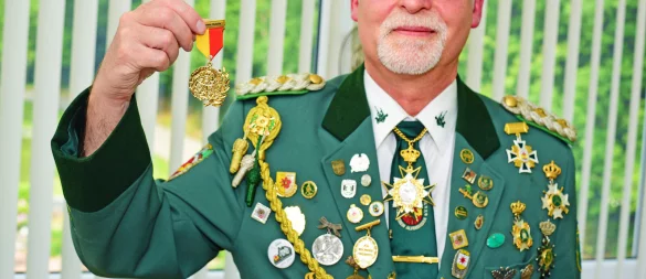 Hochdekoriert: Jörg Kleemann hat das Amt es Obersts in jüngere Hände gegeben. - © Nicole Ellerbrake
