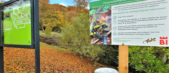 Schilder und Desinfektionseimer mit Spray stehen am Botanischen Garten - die Stadt bittet um Beachtung. - © Kurt Ehmke