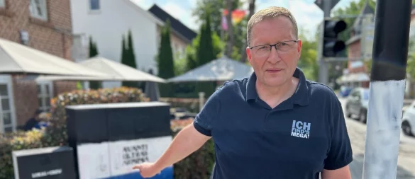 Mittlerweile Routine: Auf dem Weg zum Bäcker am Wochenende befreit Udo Plaßmann die Ampelmasten von neuen Aufklebern des DSC. - © Christian Bröder