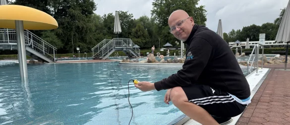 Sven Prochnow leitet die Bäderbetriebe der Stadtwerke Bad Salzuflen. Mit 16 Jahren hat er angefangen als Rettungsschwimmer zu jobben. Hier misst er die Wassertemeparatur im Bega-Bad. - © Sven Kienscherf