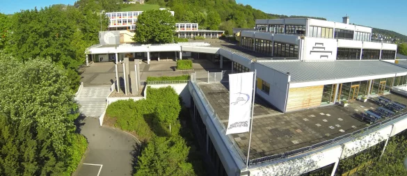 Schulkomplex in Beverungen: Vorne liegt das Gymnasium Beverungen, im Hintergrund ist die Sekundarschule Beverungen zu sehen. - © Gymnasium