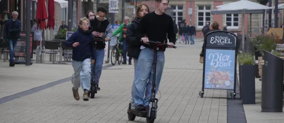 Doppelt verboten: In der Fußgängerzone haben E-Scooter nichts zu suchen - auch nicht zu den für Radfahrer freigegebenen Uhrzeiten. Und zu zweit fahren ist ebenfalls nicht erlaubt - auch wenn das lange Trittbrett dazu einlädt. - © Jost Wolf