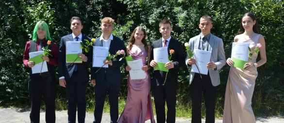 Die besten Absolventen der Abschlussklassen: Toby Titz, Gabriel Bernea, Mathis Wöstenfeld, Melina Petersohn, Arda Kevser, Cem Canak und Anisa Hashani (von links). - © HDR