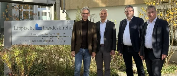 Theologischer Kirchenrat Thomas Warnke (von links), juristischer Kirchenrat Martin Bock, Synodenpräses Michael Keil und der Landessuperintendent Dietmar Arends haben sich versammelt, um die Punkte der kommenden Herbstsynode am 24. und 25. November zu erläutern. - © Jan Schillmann