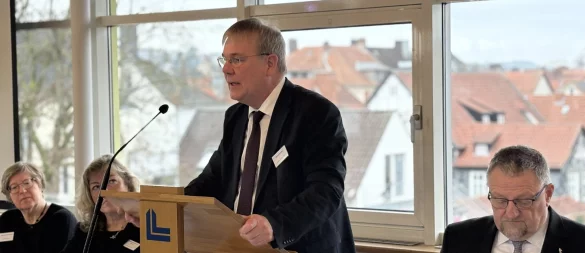 Landessuperintendent Dietmar Arends (am Rednerpult) legt sein Amt zum März nieder. Vorübergehend wird es Präses Michael Keil (rechts) übernehmen. - © Jan Schillmann