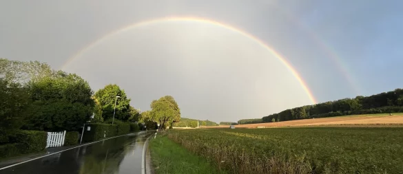 Was für ein Hingucker: LZ-Leser Ulrich Biermann aus Schönemark hat am Wochenende die "Regenbögen" fotografiert, die am Himmel über Lippe zu sehen waren.

Regenbogen über Lippe - © Ulrich Biermann