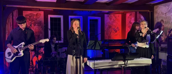 Die Newcomerband aus Schieder-Schwalenberg "kaff": Gitarrist Diego de Castillo (von links) begeistert zusammen mit Drummer Georg Tölle, Sängerin Charleen Tenge, Sängerin Alessia Kühl und Bassistin Marlene Henkel das Publikum im Saal. - © Jan Schillmann