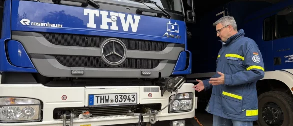 THW-Ortsbeauftragter Arne Herrmann erläutert, wie der Gerätekraftwagen funktioniert. - © Jan Schillmann