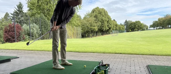 Jordi Leskowitz (Schüler) hat den Bogen raus: Er trifft beinahe jeden Ball, der über hundert Meter weit fliegt. - © Jan Schillmann
