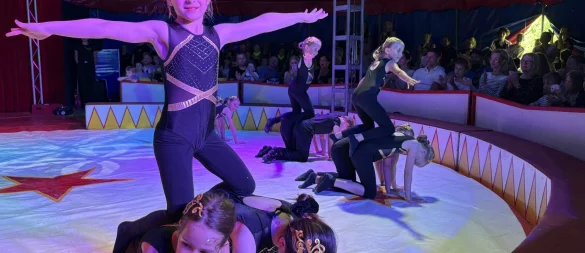 Die Bodenakrobaten des Zirkusprojektes der Grundschule Kirchheide - © Jan Schillmann