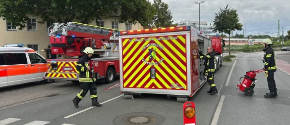Am Gütersloher Bahnhof löste am Sonntagnachmittag ein ICE (im Hintergrund) einen Großeinsatz der Feuerwehr aus. - © Christian Bröder