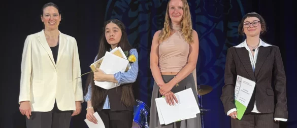 Die drei besten Schülerinnen des Leopoldinums: (von links) Dr. Alexandra Nolte (Schulleiterin), Zehra Kara (beste Schülerin der Stufe und 1,0 Abitur), Lisa Jolie Multhaupt (1,0 Abitur) und Lucie-Doriana Wiersing (1,0 Abitur). - © Jan Schillmann