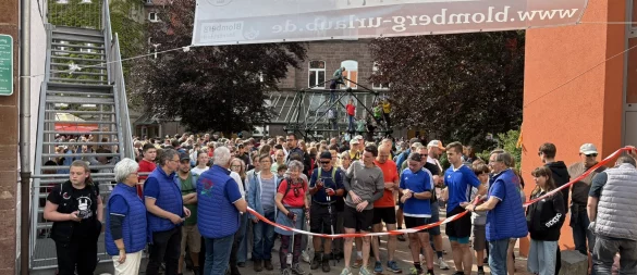 Der Vier-Abende-Marsch in Blomberg: Rund 1085 Teilnehmer warteten gespannt hinter der Startlinie, bis sie endlich los konnten. - © Jan Schillmann