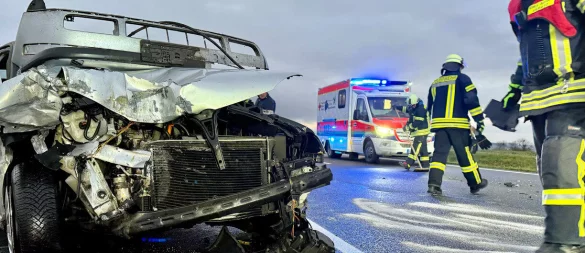 Der VW Golf steht demoliert auf der Bundesstraße 1. Feuerwehr und DRK sind im Einsatz. - © Ulrich Behmann