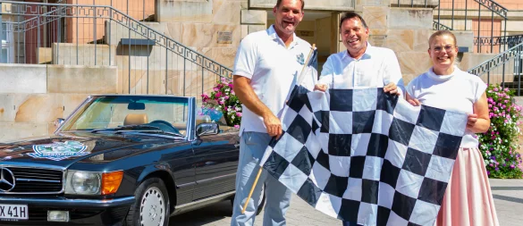 Organisator Matthias Girlich (von links), Bürgermeister Frank Hilker und Kathrin Heyne, Teamleitung Verkehr bei der Stadt, fiebern der 4. Auflage der Hermann Classics entgegen. Der Start erfolgt erstmals auf dem Marktplatz. - © Raphael Bartling