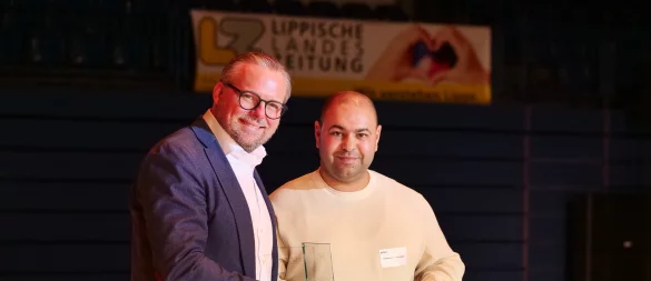 LZ-Verleger Max Giesdorf gratuliert Mohamed Ali Ben Ayed. - © Jörg Hagemann